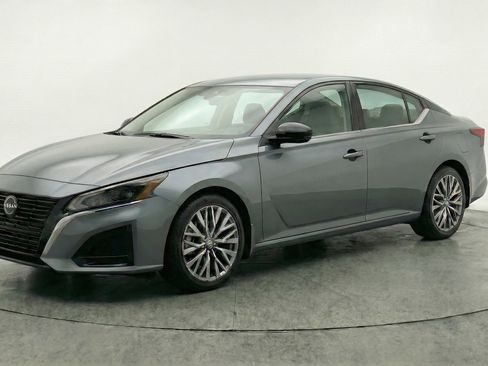Used 2025 Nissan Altima 2.5 SV FWD image 3