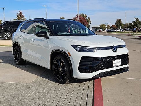 New 2026 Volkswagen Tiguan SE R-Line image 4