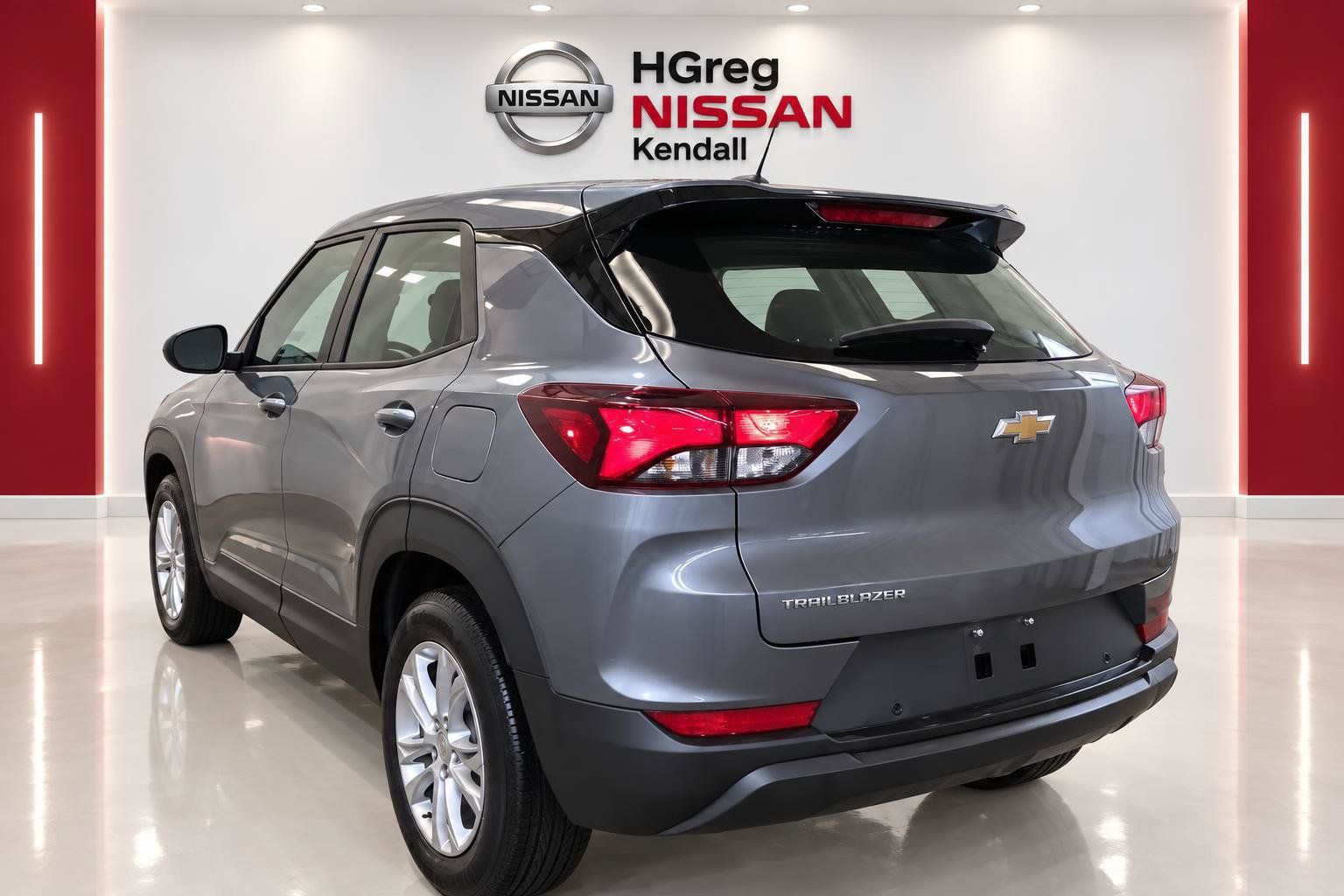 Used 2021 Chevrolet TrailBlazer LS FWD image 2