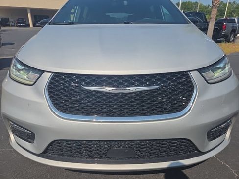 Used 2024 Chrysler Pacifica Touring FWD image 9