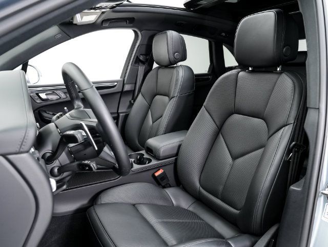Certified 2026 Porsche Macan AWD/4WD image 5