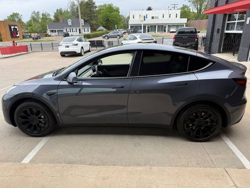 Used 2021 Tesla Model Y Long Range AWD/4WD image 17