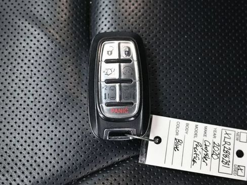 Used 2020 Chrysler Pacifica Limited FWD image 27