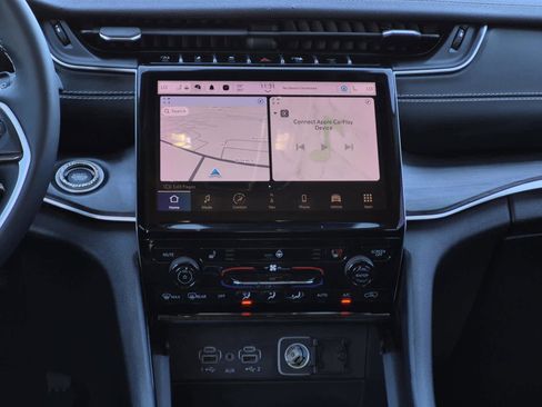 Used 2023 Jeep Grand Cherokee L Limited w/ Black Appearance Package image 19