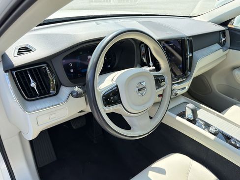 Used 2023 Volvo XC60 B5 Plus image 4
