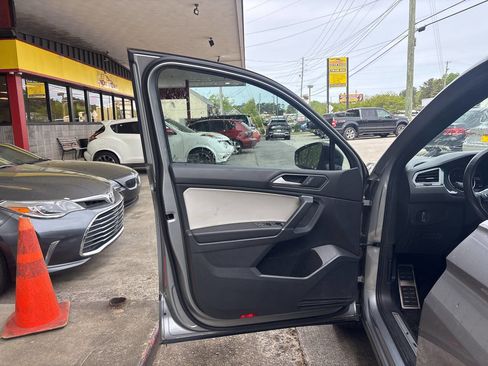 Used 2020 Volkswagen Tiguan SE R-Line image 8