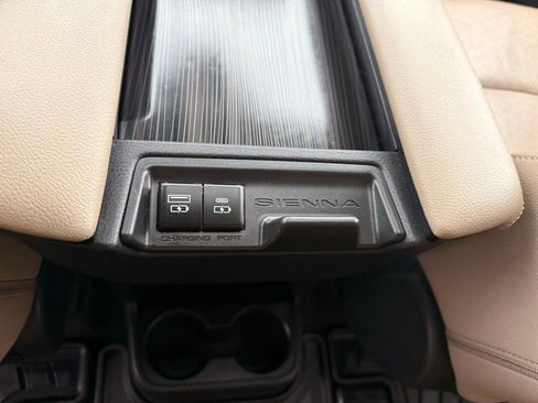 Used 2022 Toyota Sienna Limited image 28