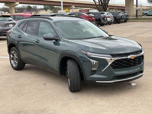 Used 2025 Chevrolet Trax LT w/ LT Convenience Package image 4