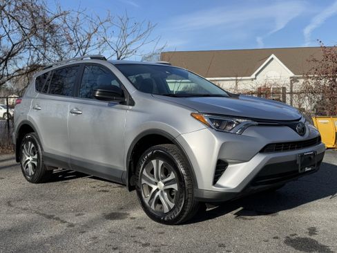 Used 2018 Toyota RAV4 LE image 11