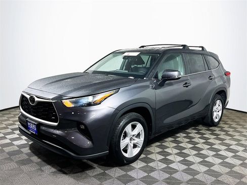 Certified 2023 Toyota Highlander LE image 4