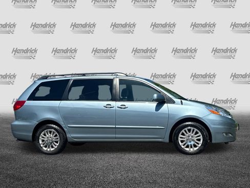 Used 2010 Toyota Sienna XLE FWD image 3