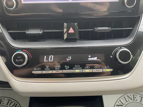 Used 2020 Toyota Corolla LE FWD image 17