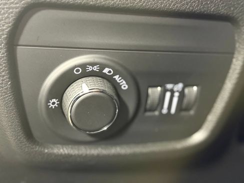 Used 2025 Jeep Grand Cherokee Altitude AWD/4WD image 18