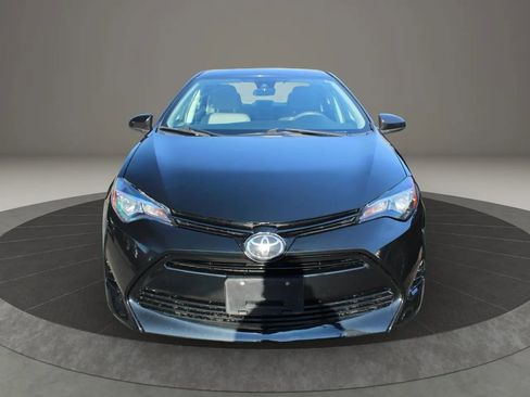 Used 2018 Toyota Corolla LE image 2