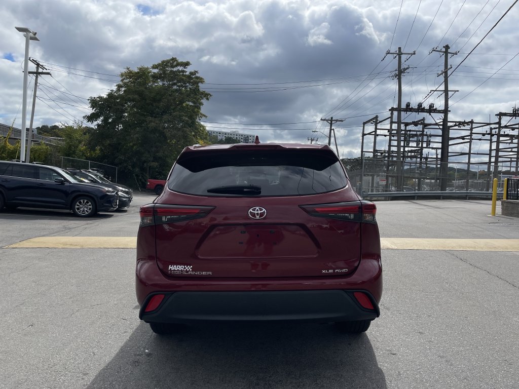 Used 2024 Toyota Highlander XLE AWD/4WD image 4