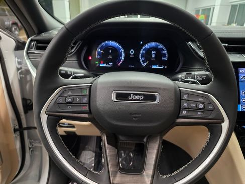 Used 2026 Jeep Grand Cherokee Limited w/ Limited Altitude Package AWD/4WD image 17