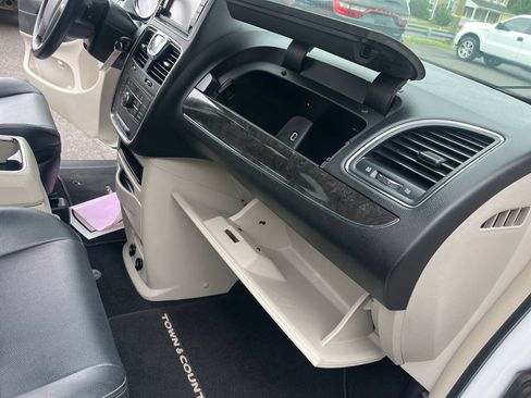 Used 2014 Chrysler Town & Country Touring-L FWD image 31