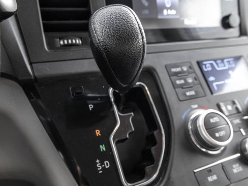 Used 2017 Toyota Sienna LE AWD/4WD image 30