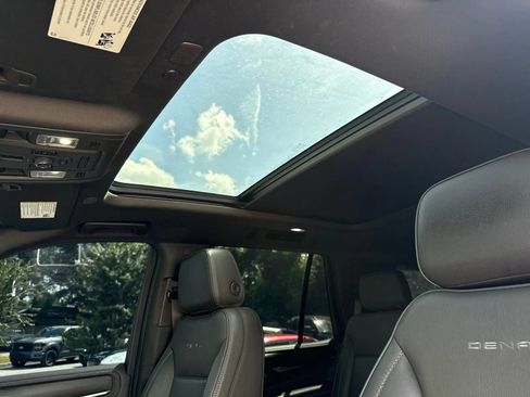 Used 2022 GMC Yukon Denali AWD/4WD image 2