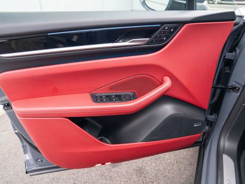 Certified 2025 Porsche Macan Electric image 10