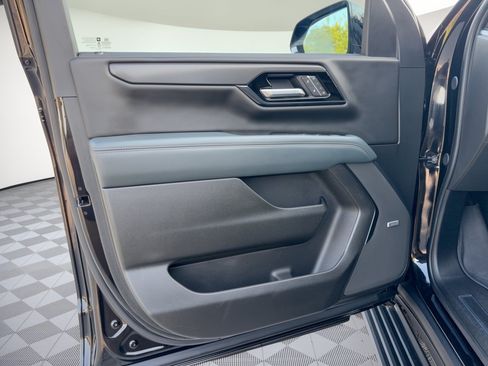 Used 2025 GMC Yukon XL AT4 w/ AT4 Premium Package AWD/4WD image 14