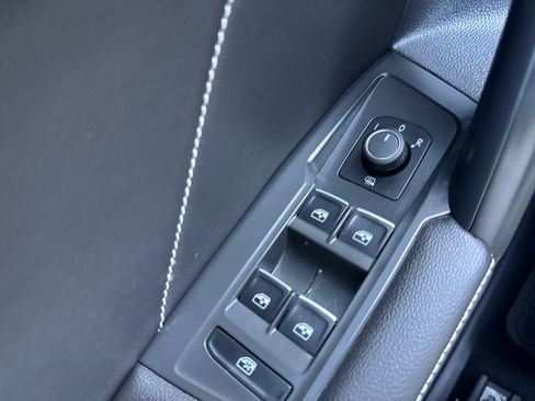 Used 2024 Volkswagen Tiguan SE R-Line image 27