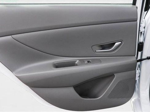 New 2025 Hyundai Elantra SEL image 23