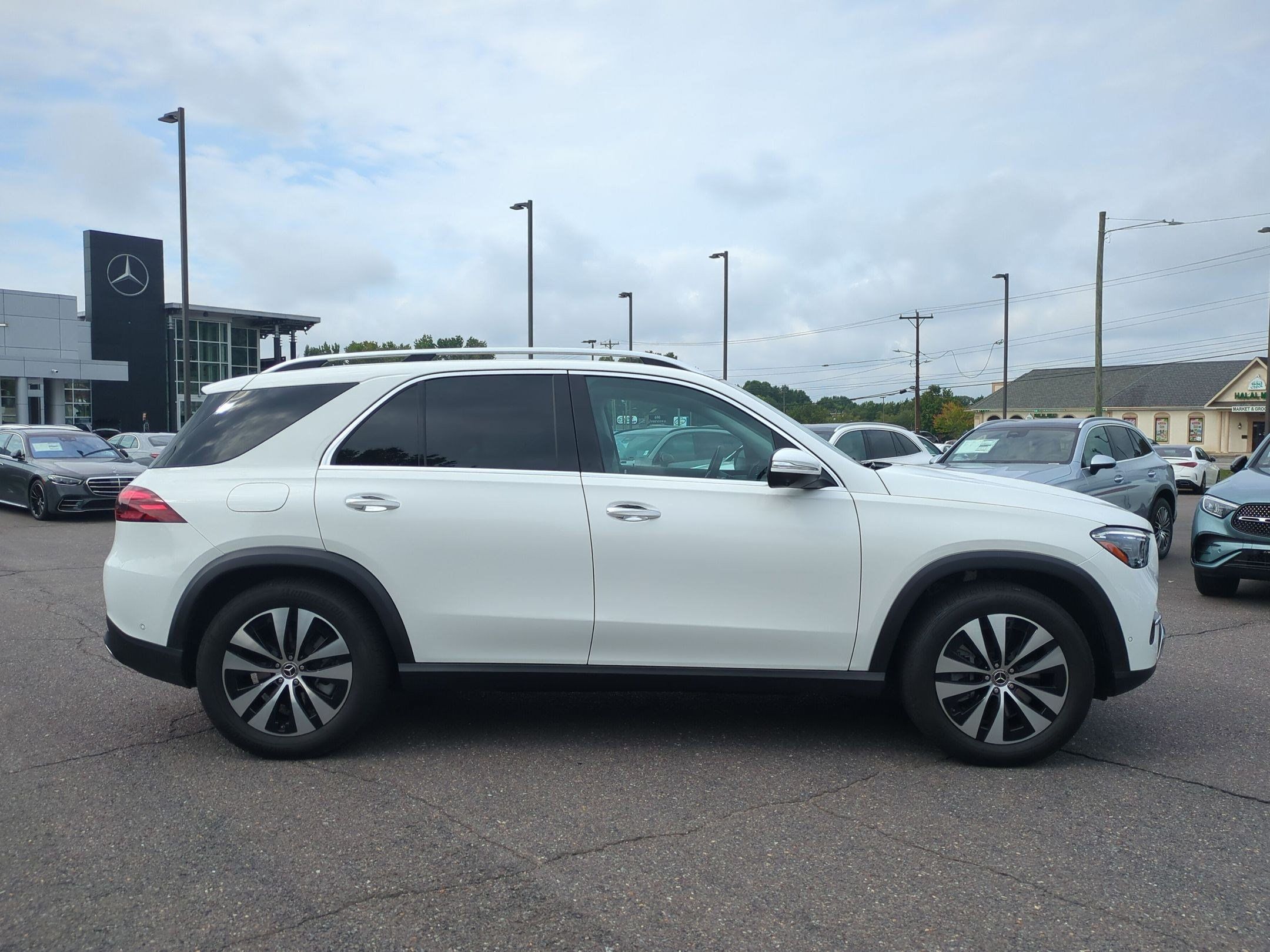 Used 2026 Mercedes-Benz GLE 450e 4MATIC image 2