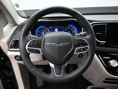 Used 2024 Chrysler Pacifica Touring-L FWD image 17