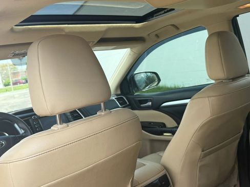 Used 2014 Toyota Highlander XLE FWD image 12