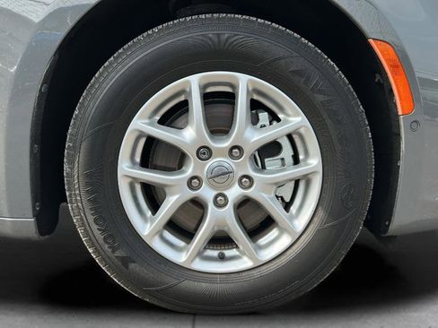 Used 2023 Chrysler Pacifica Touring-L image 39