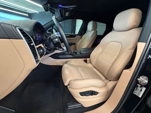 Certified 2022 Porsche Cayenne AWD/4WD image 8