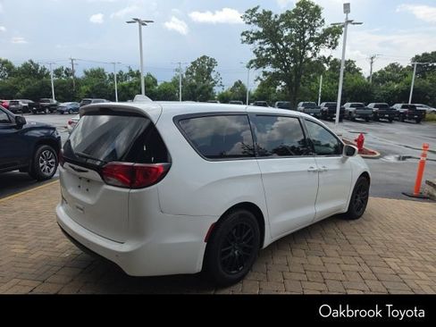 Used 2019 Chrysler Pacifica Touring Plus w/ S Appearance Package FWD image 3
