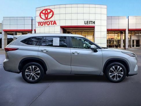 Used 2023 Toyota Highlander XLE image 4