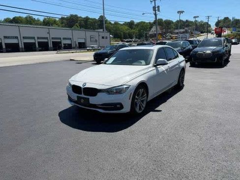 Used 2018 BMW 330i xDrive Sedan w/ Convenience Package AWD/4WD image 3