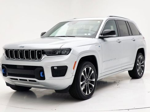 Used 2023 Jeep Grand Cherokee Overland w/ Advanced Protech Group III AWD/4WD image 2