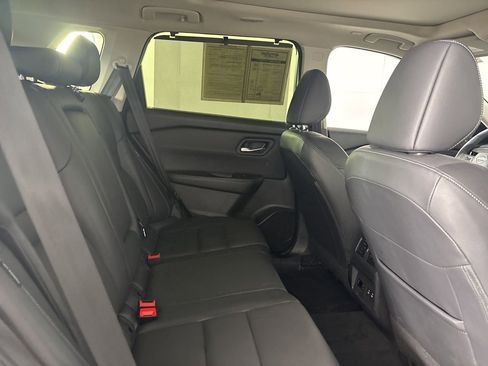 Used 2025 Nissan Rogue SL w/ Tech Package image 27