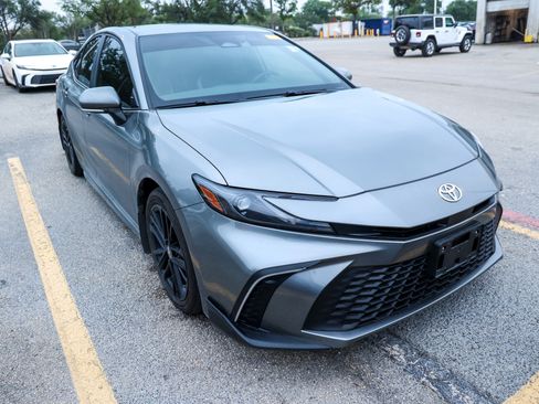Used 2025 Toyota Camry SE FWD image 5