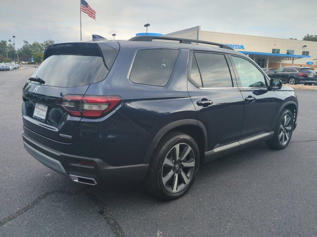 Used 2025 Honda Pilot Touring image 4