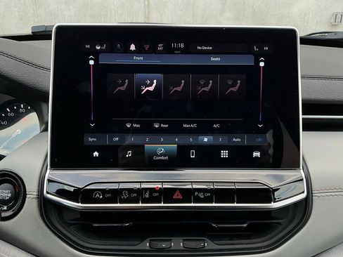 Used 2025 Jeep Compass Limited image 31