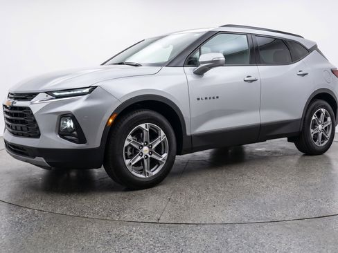 Used 2025 Chevrolet Blazer LT FWD image 3