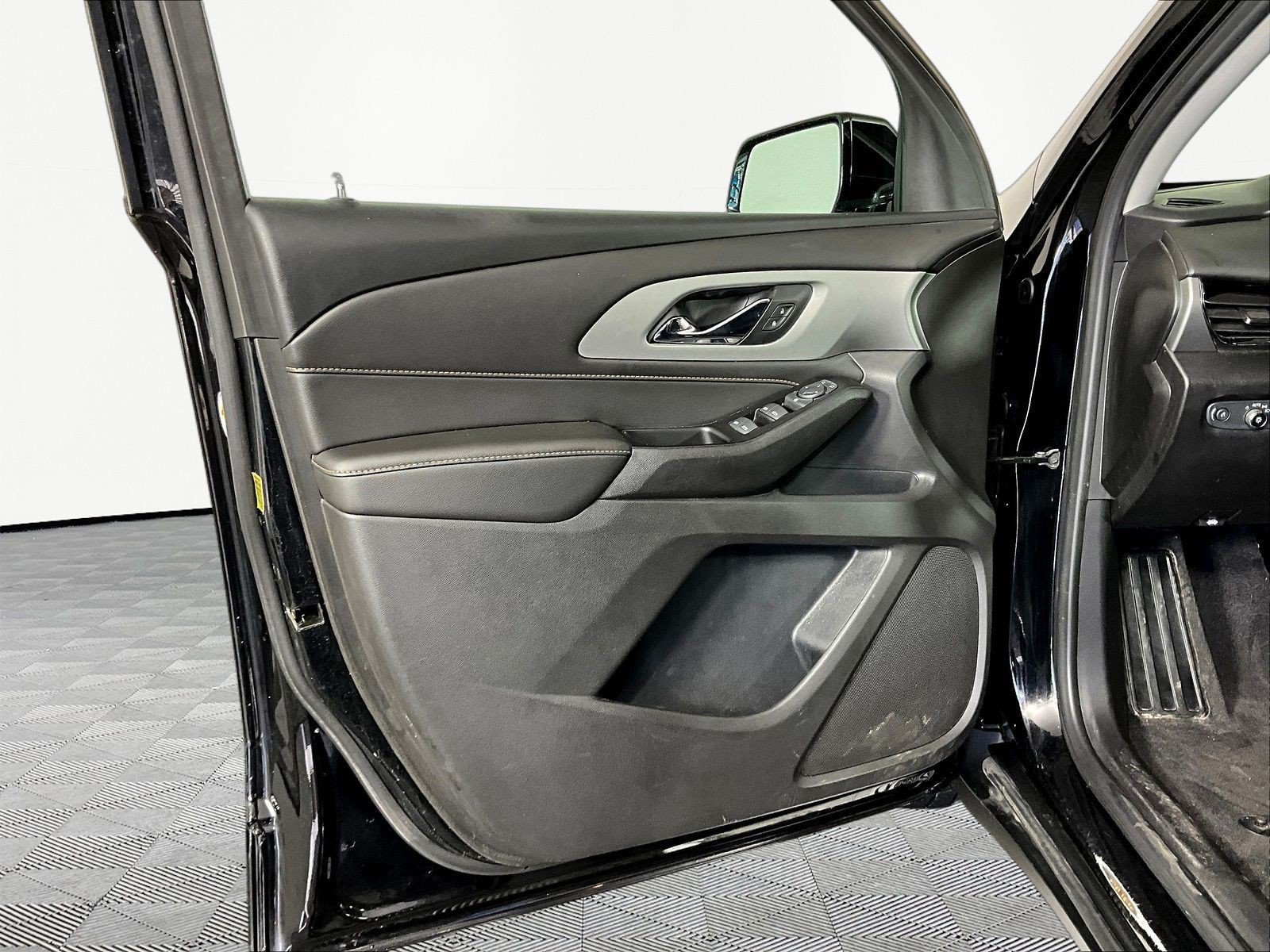 Used 2020 Chevrolet Traverse LS FWD image 19