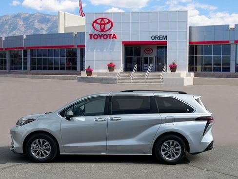 Used 2024 Toyota Sienna XLE image 6