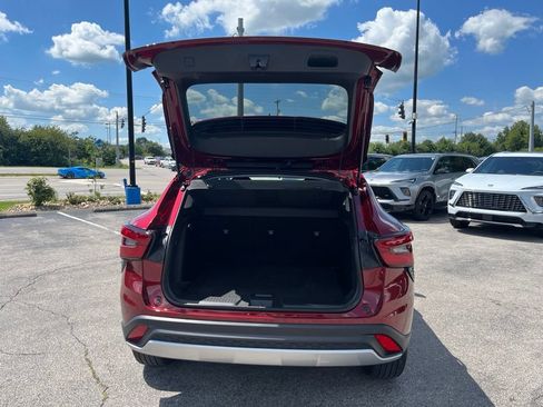 Used 2024 Chevrolet Trax LT w/ Driver Confidence Package FWD image 11