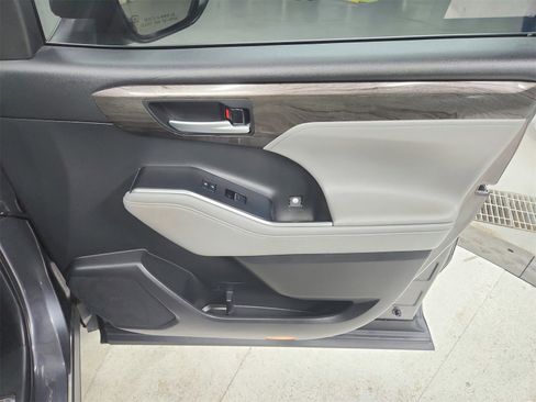 Used 2020 Toyota Highlander Platinum image 41
