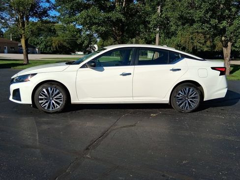 Used 2025 Nissan Altima 2.5 SV AWD/4WD image 3