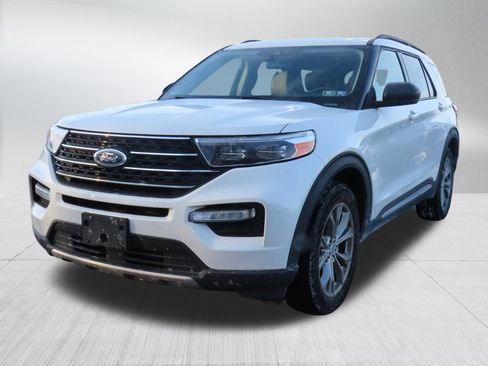 Used 2023 Ford Explorer XLT w/ Equipment Group 202A image 3