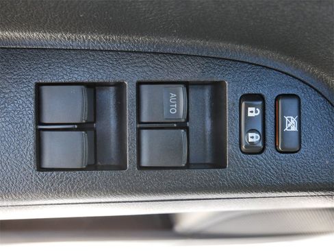 Used 2012 Toyota Highlander SE w/ Tow Pkg image 16