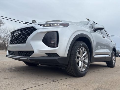 Used 2019 Hyundai Santa Fe SE image 2