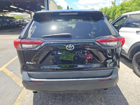 Used 2021 Toyota RAV4 XLE Premium FWD image 5